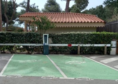 Photo d'une borne de recharge électrique dans un camping