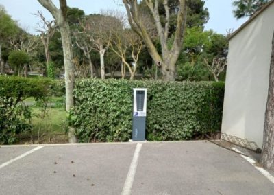 Photo d'une borne de recharge électrique sur un parking extérieur