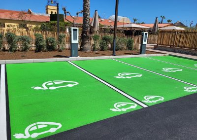 Parking urbain avec bornes de recharge pour véhicules