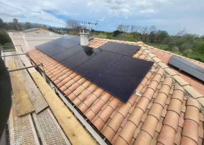 Toit recouvert d'une installation photovoltaïque avec une cheminée