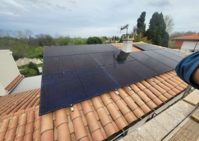 Toit recouvert d'une installation photovoltaïque avec une cheminée