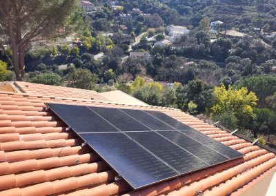 Toit recouvert d'un ensemble photovoltaïque dans les Pyrénées-Orientales