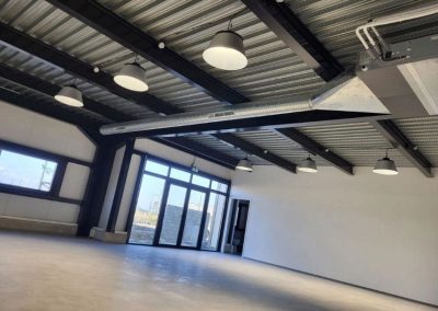 Photo d'un local professionnel avec des luminaires rond suspendu