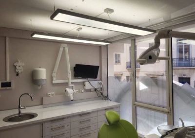 Photo d'une installation de luminaires led dans un cabinet dentaire