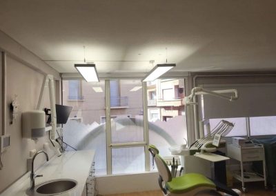 Photo montrant un cabinet médical avec des luminaires
