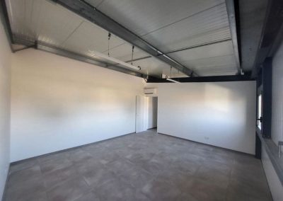 Photo d'une salle professionnelle avec des luminaires au plafond