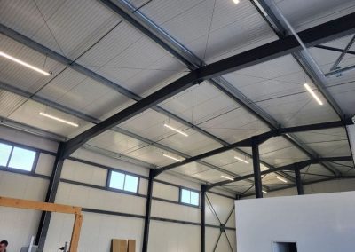 Photo d'un plafond d'une menuiserie avec des luminaires