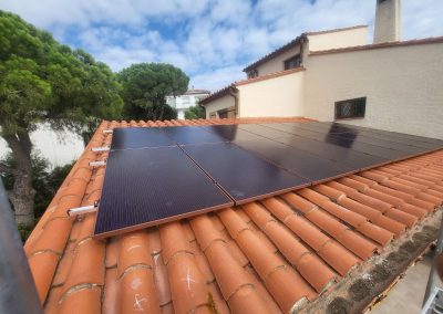 Toit recouvert de panneaux solaires haut de gamme