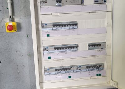 Compteur électrique ouvert