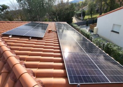 Vue depuis le toit d'une maison d'une installation photovoltaïque