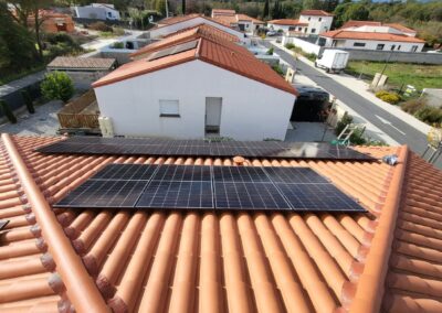 Vue sur le versant d'un toit d'une maison individuelle avec une installation de panneaux solaires